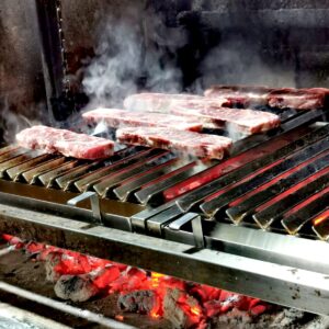 CHURRASCO + ACOMPANHAMENTOS<br> DE GRELHA<BR>Aula no Açougue FEED<BR>Pernil de Cordeiro com Uvas Assadas<br>Costela Defumada com Leite de Catanhas e mais...