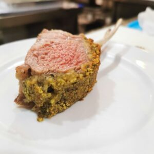 CORDEIRO<BR>Para Fazer em Casa<br>Carré com crosta de ervas · Paleta desmanchando com molho de maçã e hortelã  · Kafta  · Ragu