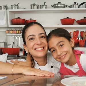CRIANÇAS E ADULTOS<br> NA COZINHA<br>com LUIZA ZAIDAN<br>6 a 12 anos<br>Convide ou presenteie filho(a), sobrinho(a), neto(a), afilhado(a) ou amiguinho(a)