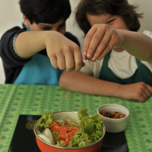 CRIANÇAS NA COZINHA<br>Final das férias<br>7 a 13 anos<br>2 Aulas<br> 10 às 13h
