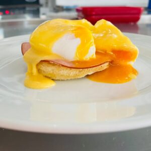 OVOS<br>Pochê, Benedict, Mexido, Assado com cogumelos, French Toast, Crêpe Soufflé e Ovo Frito em Brioche