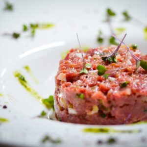 COZINHA FRANCESA<br>DE BISTROT<br>Steak Tartare, Quiche Lorraine, Boeuf Bourguignon e Tarte Tatin
