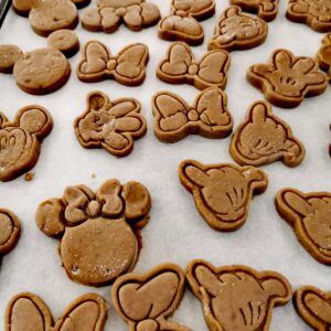 DIA DAS CRIANÇAS<BR> OFICINA DE BISCOITOS<br> E MAIS...<BR>ADULTOS E CRIANÇAS JUNTOS<BR>Cookies da Rapunzel, Biscoitos formato Mickey, Ratatouille e Spaguetti com almondegas <br>( Dama e Vagabundo)