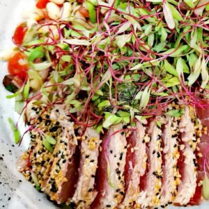 SALADAS COMO PRATO PRINCIPAL<BR>Cogumelos Tostados e Grãos<br> Atum em Crosta com Salada de Feijão Branco e Brotos<br>Salada Thai<br>Fregola Sarda, Ricota fresca, Abóbora e mais...