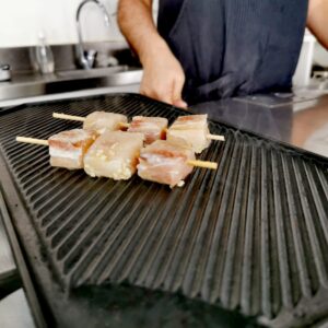 PEIXES<BR>RECEITAS BÁSICAS<BR> PRA SAIR DO ÓBVIO<BR>Espetinho com molho de iogurte<br>Filé de Pescada à Mediterrânea com Purê de Ervilhas<br>Atum com cítricos e abacate<br>Salada de Bacalhau...<br> 19 às 22h