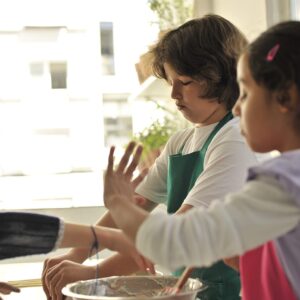CRIANÇAS NA COZINHA<br>FINAL DAS FÉRIAS<br>Filé de frango ao forno, torre de legumes, nhoque, sanduíche de sorvete, salada com granola e mais<br>7 a 13 anos<br>2 aulas 10-13h