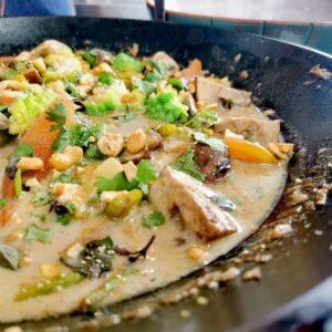 VEGETARIANO PRÁTICO<BR>Curry Thai de vegetais<br>Couve-flor colorida assada com molho<br>Pasta de abóbora <br>Repolho roxo tostado<br> e mais...