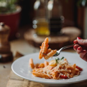 PRATOS ÚNICOS<br>PARA RECEBER<BR>Penne alla Vodka<BR>Lasanha de Cogumelos e Espinafre<BR>Risotto de Camarões<br>Polenta com Ragú de Linguiça