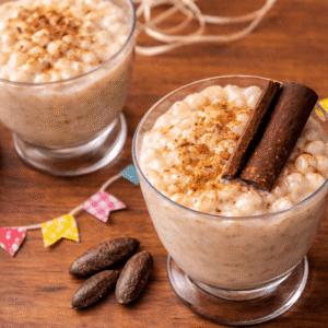 DOCES JUNINOS<br>com Paola Biselli<br>Canjica com cumaru, Curau, Bolo de milho cremoso, Paçoca tradicional e de baru <br>Pipoca doce com caramelo e flor de sal<br>13 às 17h