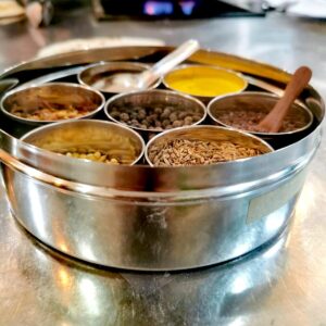 COZINHA INDIANA <br>Curry de camarões<BR> e leite de coco<br> Arroz Basmati <br>Chutney de Tomate<br>Rayta de Breinjelas e mais...<br>das 18:30 às 22h